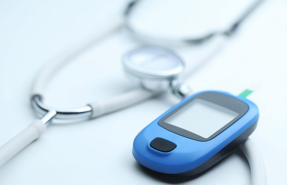 De glucometer zal helpen het niveau van glucose in het bloed te bepalen, waardoor het verloop van diabetes mellitus wordt geregeld
